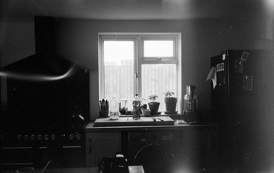 厨房水槽的灰度照片